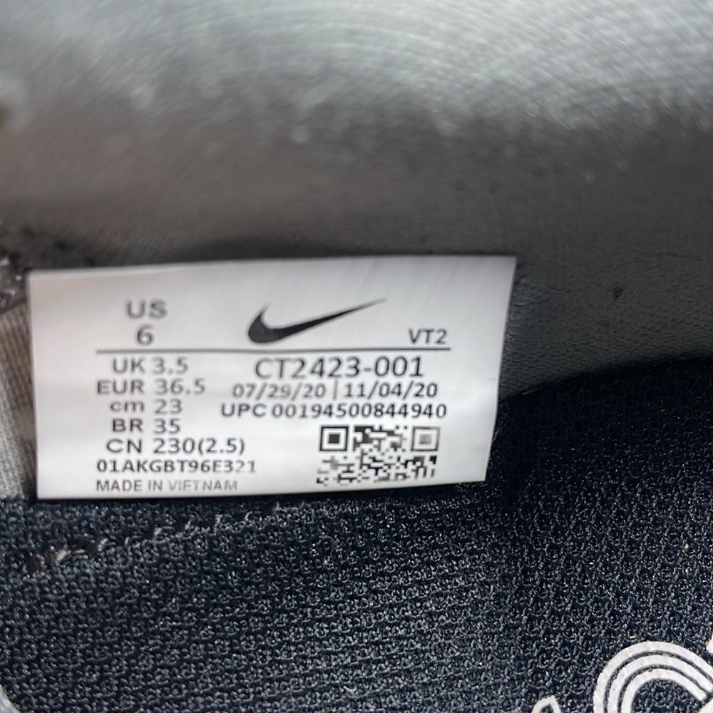 Nike women’s tennis shoes - Picture 10 of 11